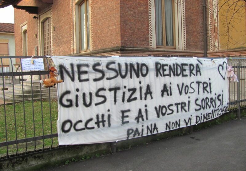 Giussano, uno striscione che ricorda i bambini uccisi dal papà