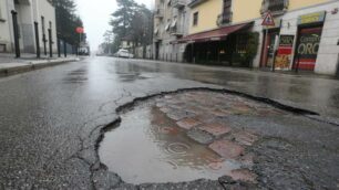 Monza, la buca in via Lecco