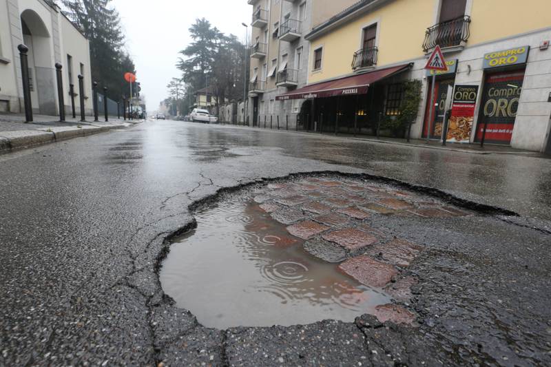 Monza, la buca in via Lecco