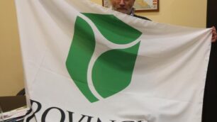 Angelo De Biasio, presidente del consiglio provinciale, con la bandiera dellaProvincia