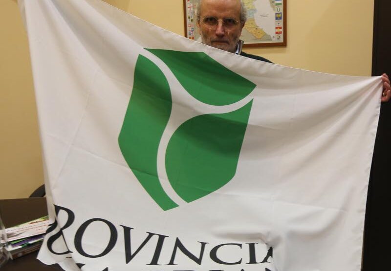 Angelo De Biasio, presidente del consiglio provinciale, con la bandiera dellaProvincia