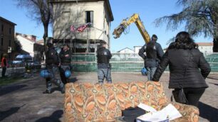 Monza, sgombero e demolizione della casa occupata dal Foa Boccaccio in via Buonarroti