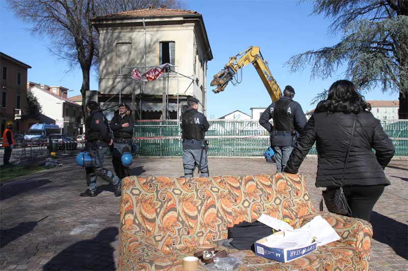 Monza, sgombero e demolizione della casa occupata dal Foa Boccaccio in via Buonarroti