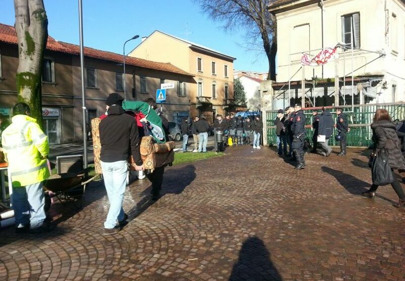 Monza, forze dell'ordine in via Buonarroti per sgomberare la palazzina occupata dal Foa Boccaccio