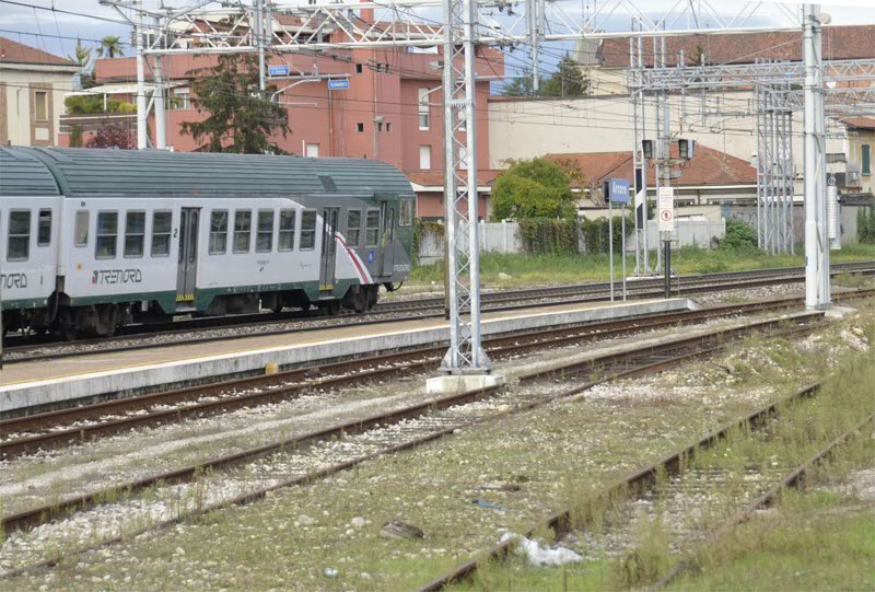 Un treno del servizio regionale in transito da Arcore