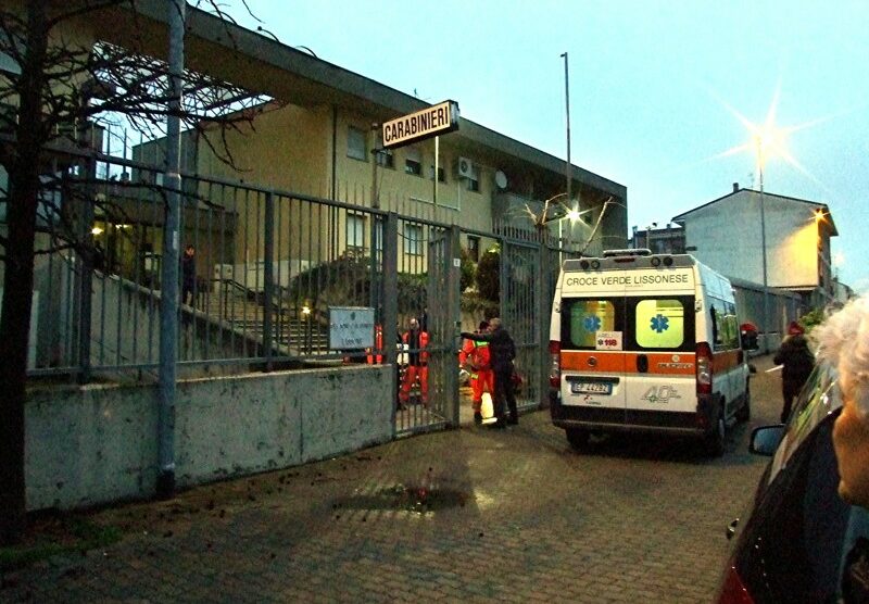 Un’ambulanza davanti alla caserma di Lissone