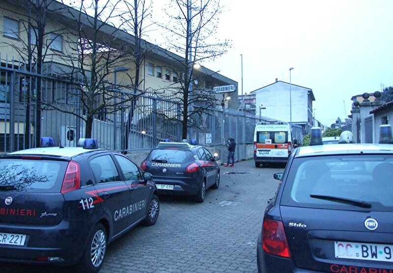 Pattuglie e un’ambulanza davanti alla caserma dei carabinieri di Lissone