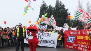 Agrate, il Gabibbo alla manifestazione congiunta di Micron, St e Alcatel