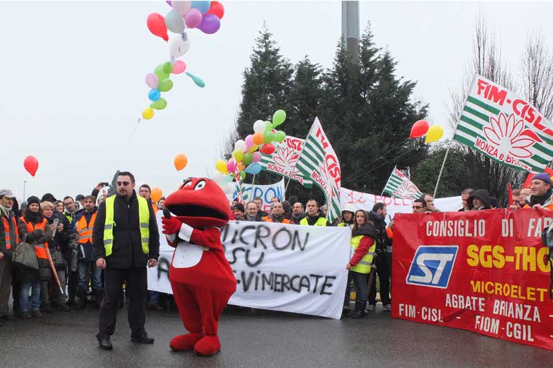 Agrate, il Gabibbo alla manifestazione congiunta di Micron, St e Alcatel