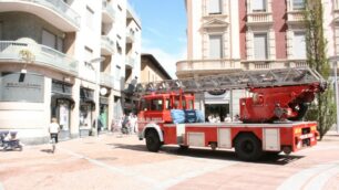 Un intervento dei vigili del fuoco a Seregno