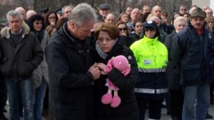 Valeriana Confalonieri, mamma  di Elena, all'arrivo in chiesa, sorretta da Sergio Canzi