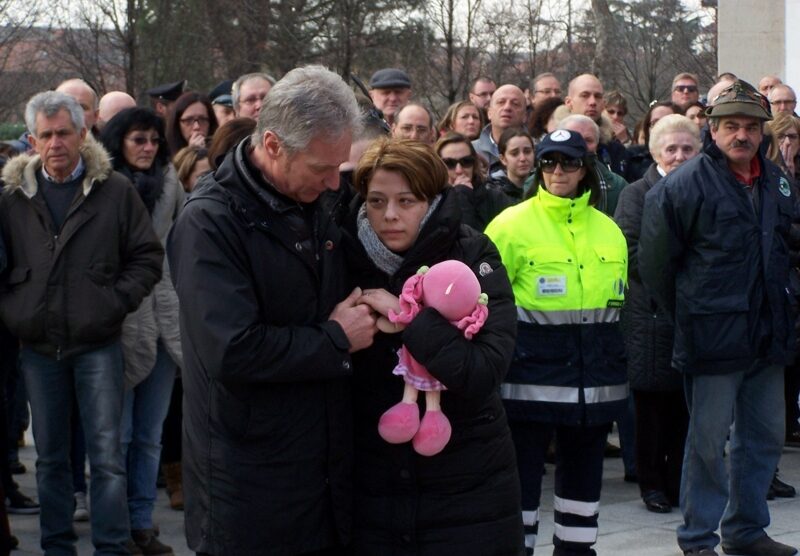 Valeriana Confalonieri, mamma di Elena, all'arrivo in chiesa, sorretta da Sergio Canzi