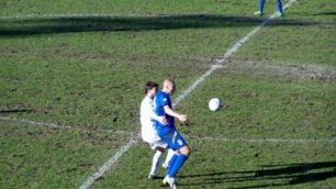 Adriano Marzeglia, grande protagonista del match, in possesso di palla