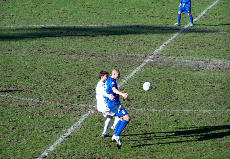 Adriano Marzeglia, grande protagonista del match, in possesso di palla