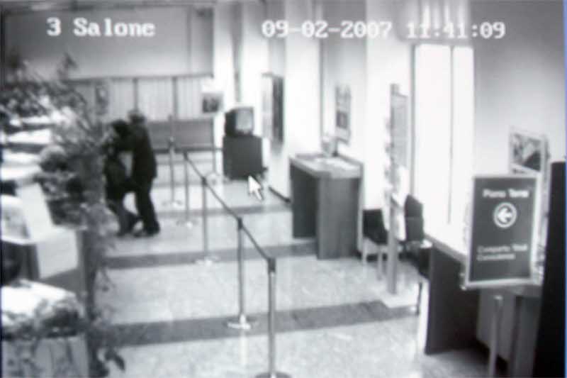 Il filmato di una rapina in banca a Monza risalente al 2007
