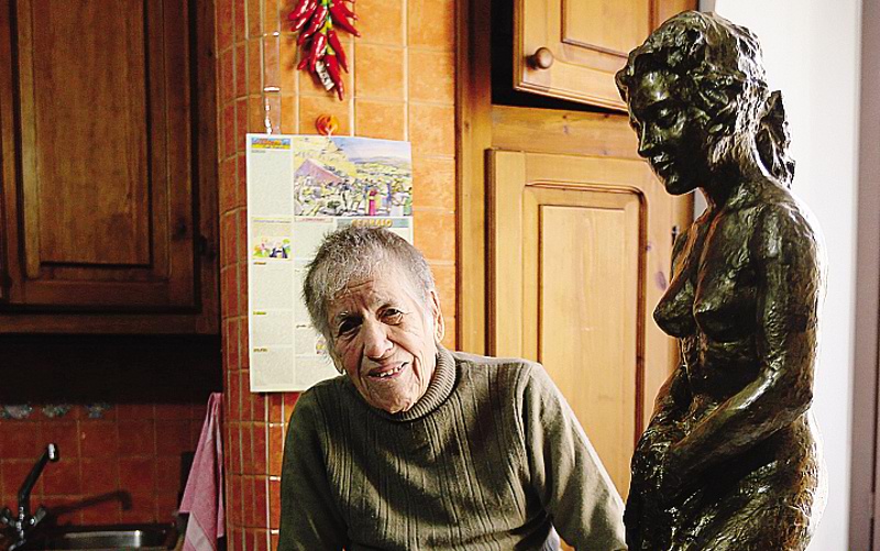 Dodilia Perini Cipolla con una  delle statue del marito