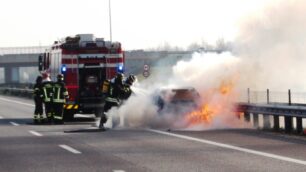 Desio, l’auto in fiamme sulla Valassina