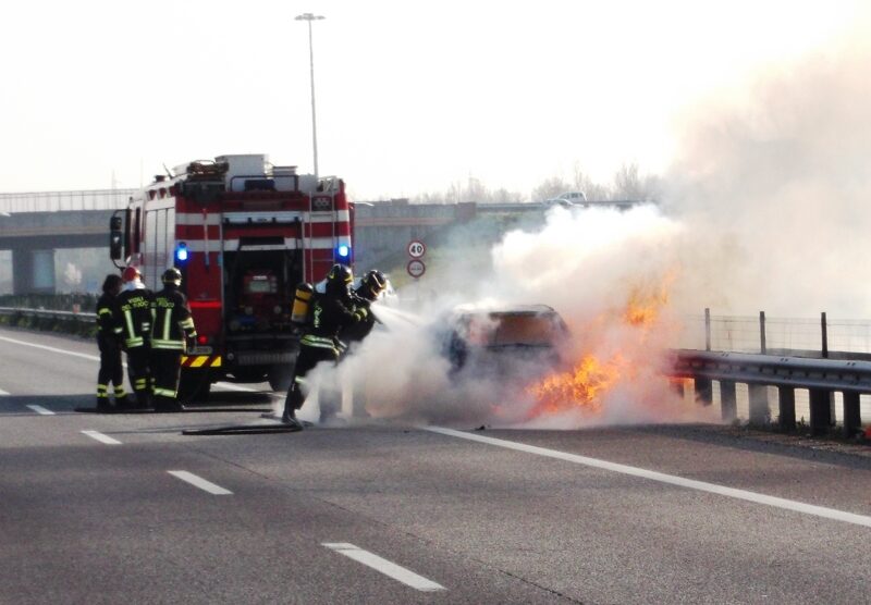 Desio, l’auto in fiamme sulla Valassina