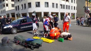 Incidente tra un pedone e un ciclista a Biassono in prossimità delle strisce pedonali su via Cesana e Villa, incrocio semaforico con via San Martino
