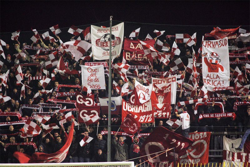 Calcio, i tifosi del Monza in curva allo stadio  Brianteo
