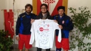 Calcio: Luca Rossi,  uno dei tifosi del Monza premiati con la maglia ufficiale autografata: consegnano Gasbarroni e Grauso (foto www.acmonzabrianza.it)