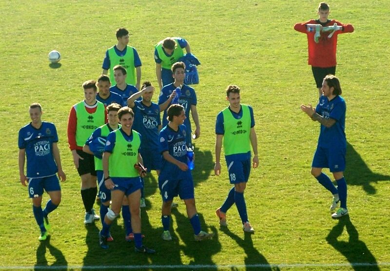 Calcio, l'esultanza dei giocatori del Seregno al termine della partita