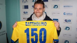 Seregno,  Alessio Battaglino con la maglia donatagli prima del match per i suoi 150 gol in carriera