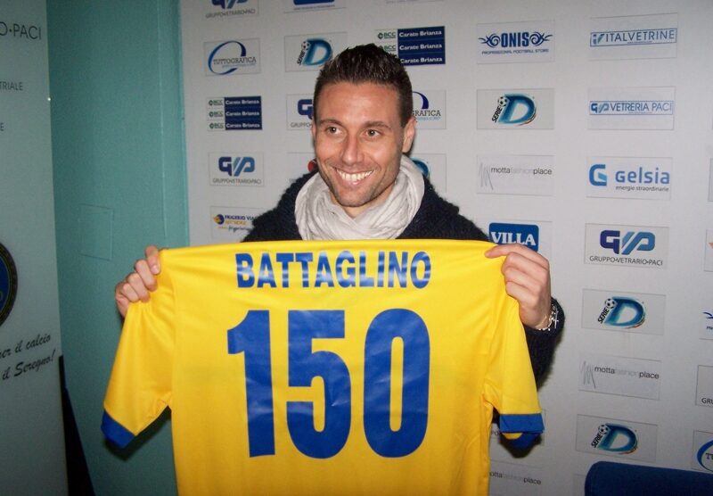 Seregno,  Alessio Battaglino con la maglia donatagli prima del match per i suoi 150 gol in carriera