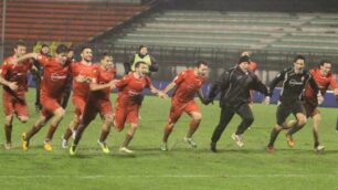 Calcio, il Monza festeggia la vittoria in semifinale contro la Cremonese