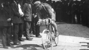 Ciclismo: Ugo Agostoni a Voltri, dopo la discesa del Turchino