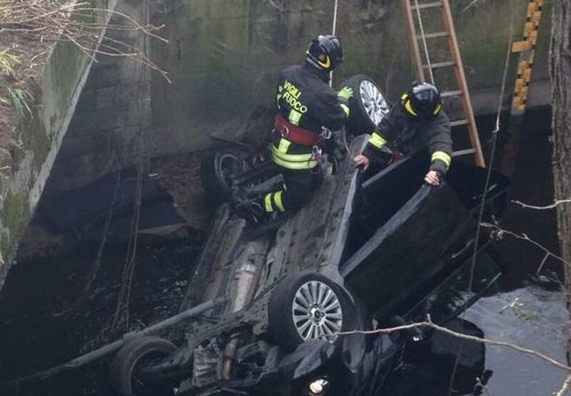 Il recupero dell’auto nel torrente