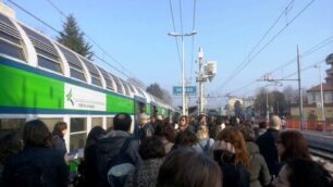 Treni guasti mercoledì mattina: i pendolari fatti scendere a Seveso