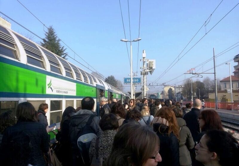 Treni guasti mercoledì mattina: i pendolari fatti scendere a Seveso