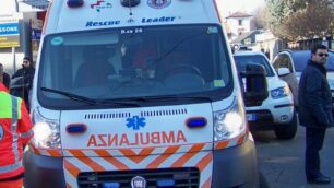 L'ambulanza ed i soccorritori sul posto a Limbiate