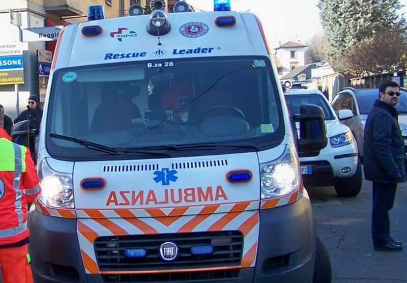 L'ambulanza ed i soccorritori sul posto a Limbiate