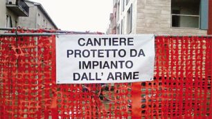 Il cartello con errore sulla recinzione del cantiere all’Ospedale San Gerardo di Monza