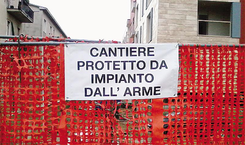 Il cartello con errore sulla recinzione del cantiere all’Ospedale San Gerardo di Monza