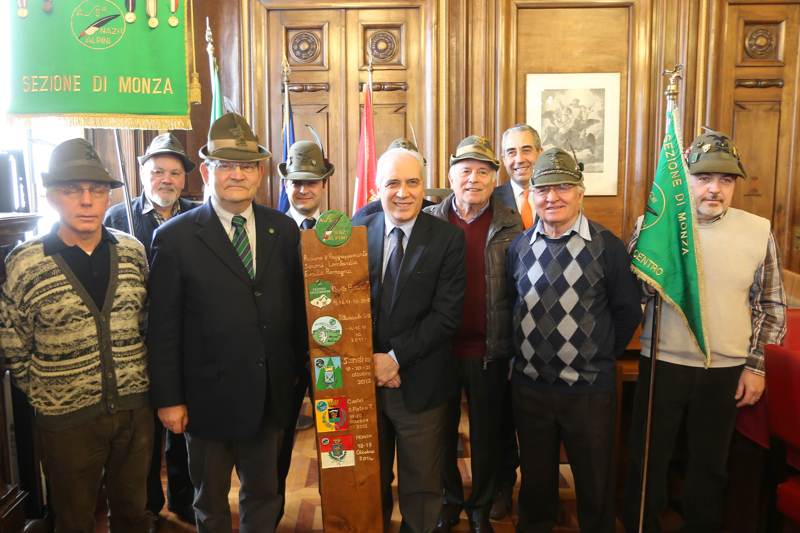 Monza,. il gruppo Ana consegna la “stecca” al sindaco in attesa del raduno degli alpini che si terrà a Monza in ottobre