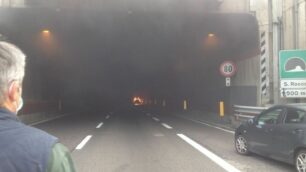 L’auto in fiamme nella galleria della tangenziale