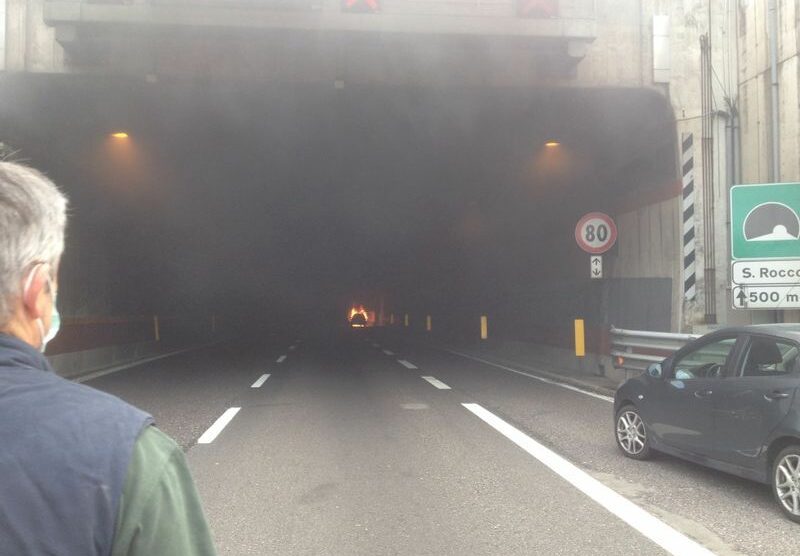 L’auto in fiamme nella galleria della tangenziale