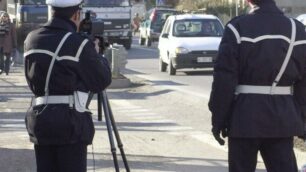 Due agenti di polizia locale con l’autovelox