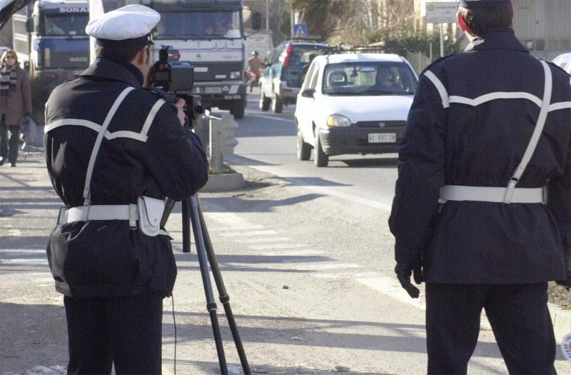 Due agenti di polizia locale con l’autovelox