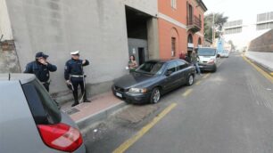 Monza, auto danneggiate da un camion in transito sul controviale di viale Lombardia