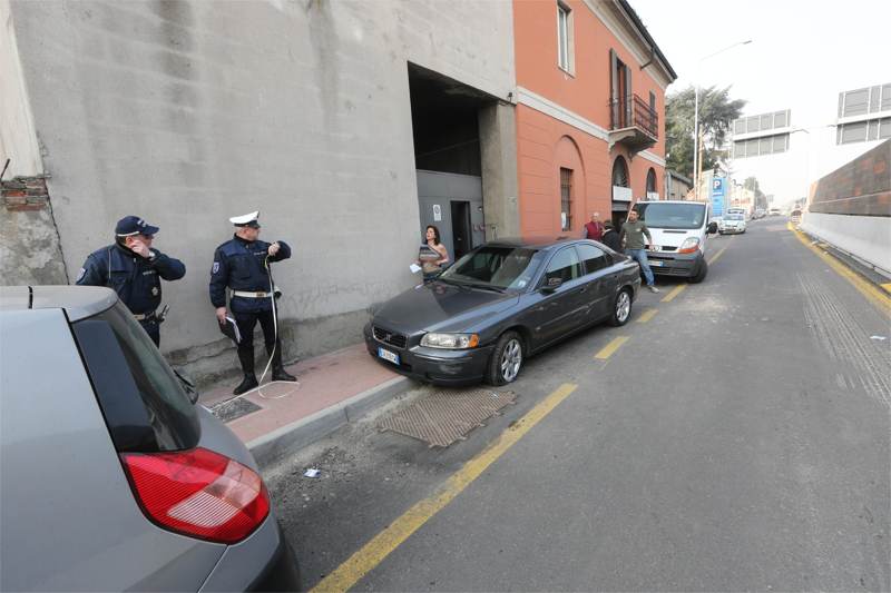 Monza, auto danneggiate da un camion in transito sul controviale di viale Lombardia