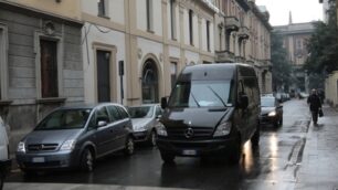 Via Crispi, via ai  lavori alla segnaletica orizzontale e verticale per il passaggio di tre linee di bus.