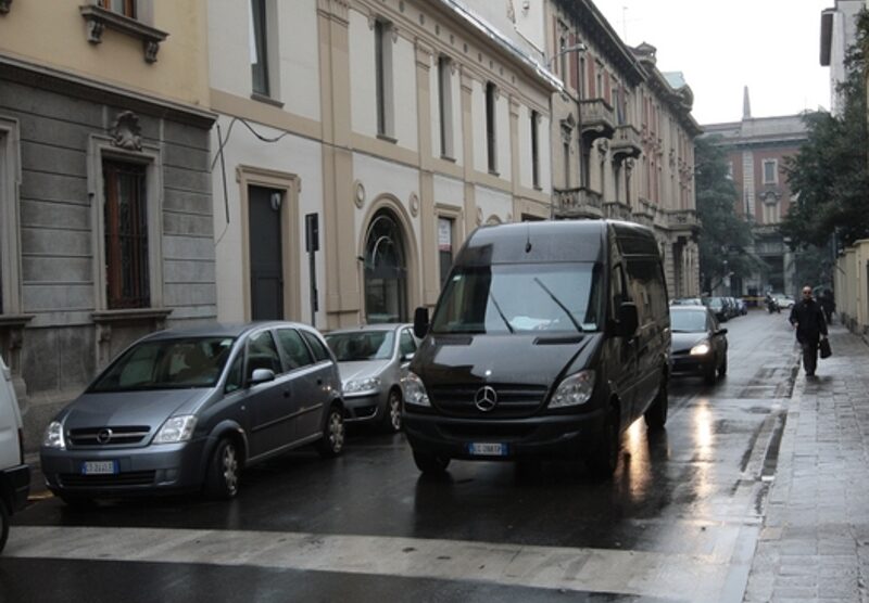 Via Crispi, via ai  lavori alla segnaletica orizzontale e verticale per il passaggio di tre linee di bus.