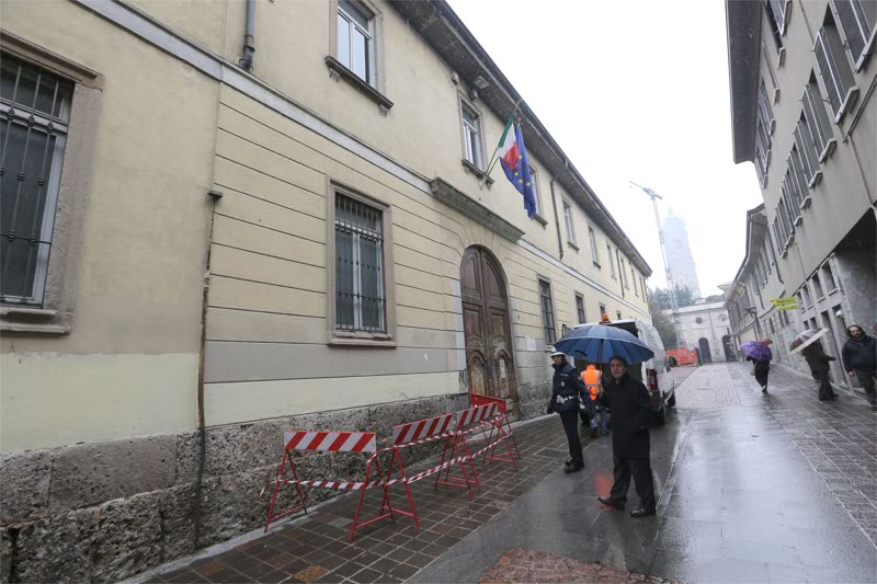 Monza, la scuola media Confalonieri: lo scorso ottobre è stata protagonista di crolli di calcinacci dalle grondaie