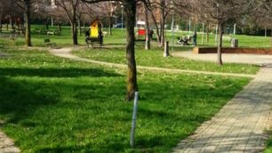 Monza, i giardini pubblici di via Calatafimi: il palo contro cui una bambina si è ferita alla gola (foto di un lettore)