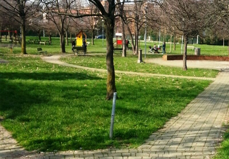 Monza, i giardini pubblici di via Calatafimi: il palo contro cui una bambina si è ferita alla gola (foto di un lettore)