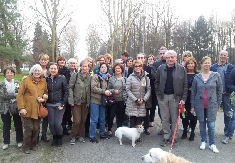 Monza, alcuni partecipanti all’happy hour organizzato dal gruppo “Andiamo ai Boschetti”